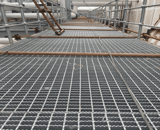 工廠平臺走道用防滑鋼格柵板廠家定做。